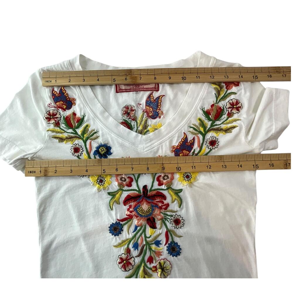 Johnny Was JWLA Top Womens XS White Embroidered *READ* Floral V Neck T Shirt - Picture 9 of 12